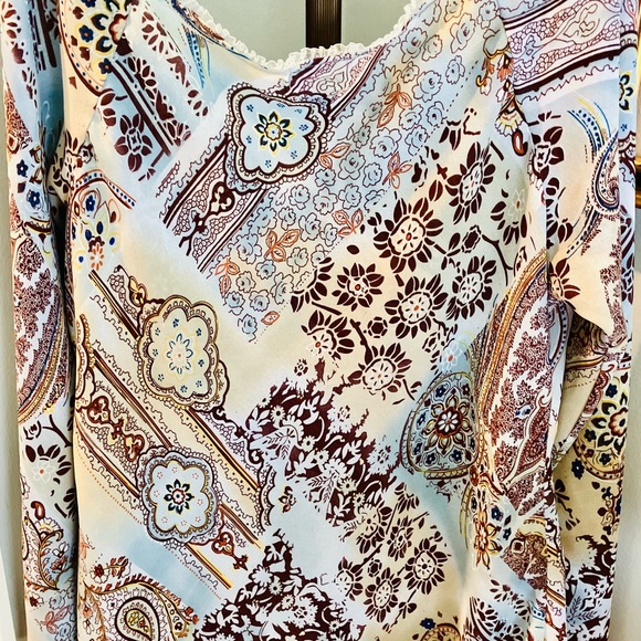 WOMEN’S COLD SHOULDERS BEAUTIFUL TOP SIZE 2X. SOFT FEMININE, COLORFUL FLORALS - Picture 11 of 16